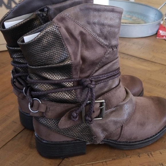 Boots by Dirty Laundry - Picture 7 of 8